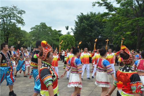省第十五屆運動會火炬?zhèn)鬟f到鎮(zhèn)康縣