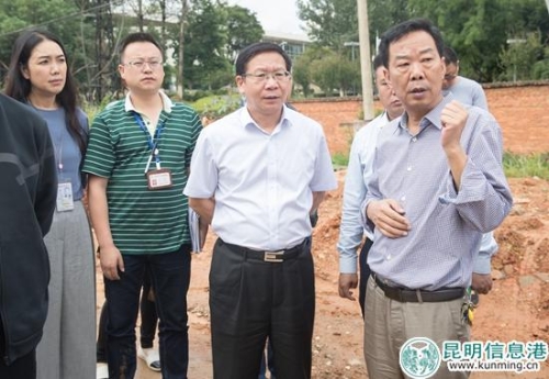 李河流實(shí)地查看企業(yè)周邊環(huán)境情況 通訊員馮靖凱攝 (1)