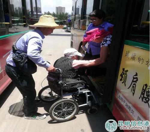 公交駕駛員攙扶老人上車 公交駕駛員攙扶老人上車