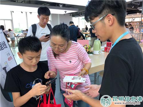 市民在掃碼換購1元數(shù)據(jù)線。記者馬文燾攝