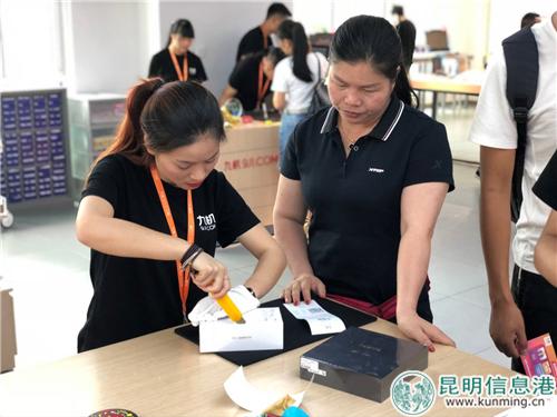 市民在世紀城店選購手機。記者馬文燾攝