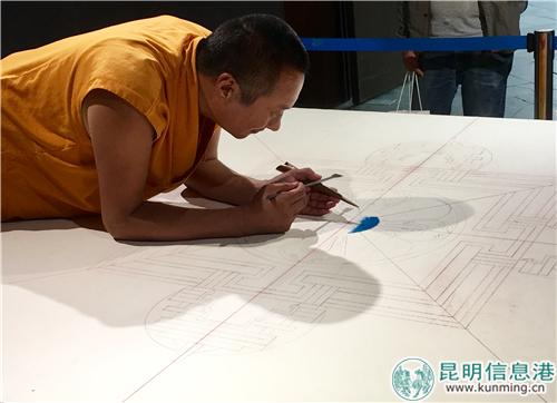 先巴丹增師傅現(xiàn)場制作壇城沙畫