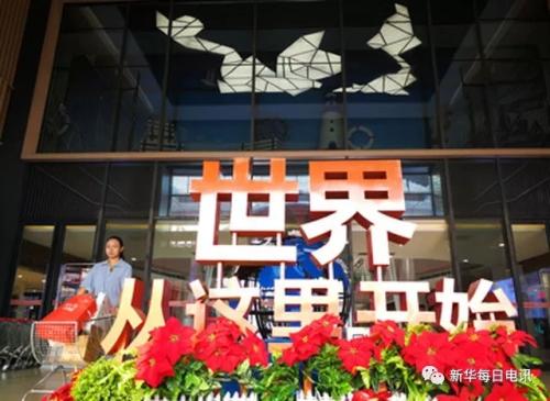 7月24日，顧客在河南省鄭州市中大門保稅直購中心購物。新華每日電訊記者馮大鵬攝