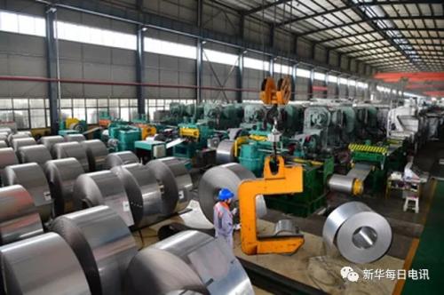 6月8日，在河南省長葛市大周鎮(zhèn)，工人在晟豐科技有限公司年產(chǎn)80萬噸精密不銹鋼連軋項(xiàng)目車間內(nèi)忙碌。新華社記者馮大鵬攝