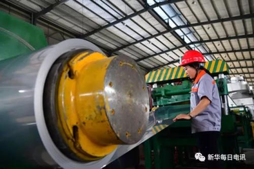 6月8日，在河南省長葛市大周鎮(zhèn)，工人在晟豐科技有限公司年產(chǎn)80萬噸精密不銹鋼連軋項(xiàng)目車間內(nèi)忙碌。新華社記者馮大鵬攝