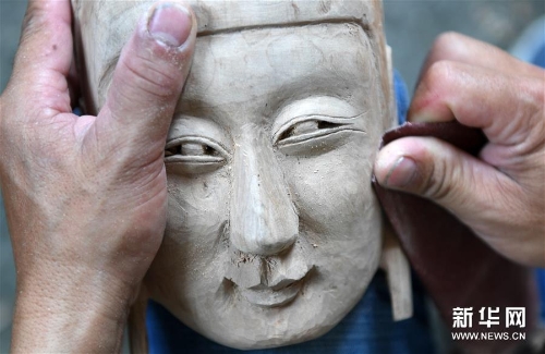 方文展在打磨一塊毛南族儺面