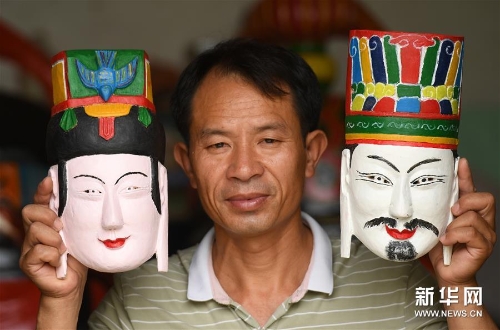 方文展在展示毛南族儺面作品