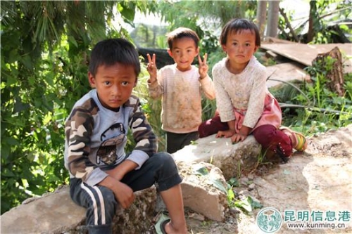 當(dāng)?shù)氐男∨笥褌? alt=