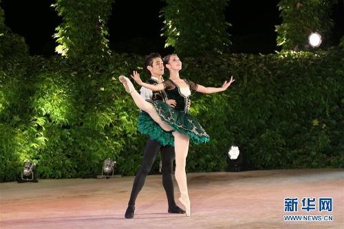 7月30日，在保加利亞瓦爾納，中國選手李偲旖（右）和常斯諾在閉幕演出中表演。
