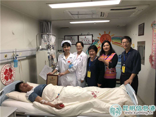 魯順平和醫(yī)務(wù)工作人員及志愿者們的合照 魯順平和醫(yī)務(wù)工作人員及志愿者們的合照