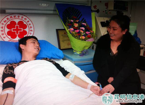 劉景的妻子在旁邊陪同 劉景的妻子在旁邊陪同