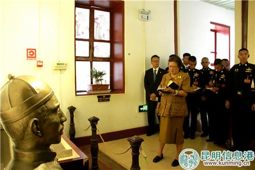 詩(shī)琳通邊參觀，邊記錄