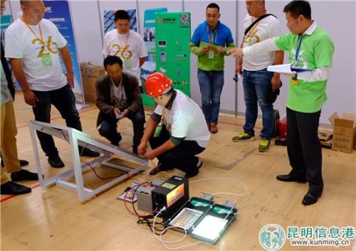 評委正對參賽選手做出考評 評委正對參賽選手做出考評