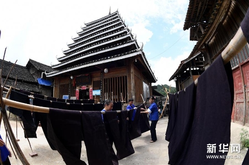 侗家婦女晾曬侗布 侗家婦女晾曬侗布