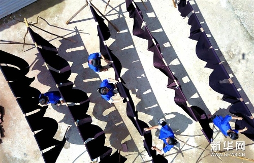 侗家婦女在鼓樓旁晾曬侗布 侗家婦女在鼓樓旁晾曬侗布