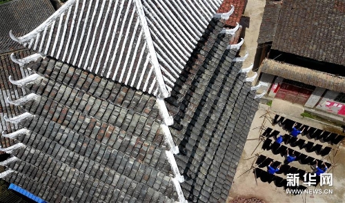 侗家婦女在鼓樓旁晾曬侗布2 侗家婦女在鼓樓旁晾曬侗布2