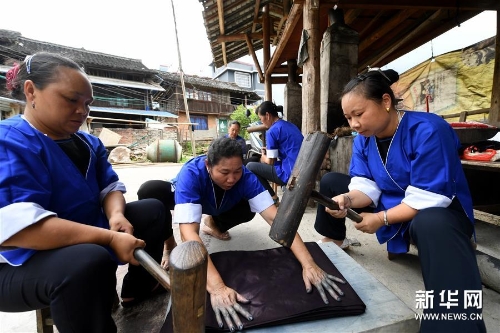 侗家婦女在石板上捶打侗布 侗家婦女在石板上捶打侗布