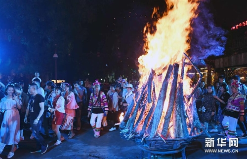 人們在云南楚雄彝人古鎮(zhèn)火把節(jié)上狂歡