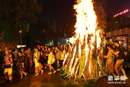 人們在云南楚雄彝人古鎮(zhèn)火把節(jié)上狂歡2