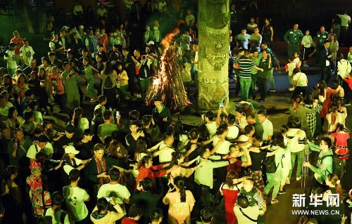 人們在云南楚雄彝人古鎮(zhèn)火把節(jié)上狂歡3