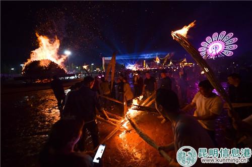 萬人篝火狂歡  彩龍網(wǎng)友洋芋燜飯攝