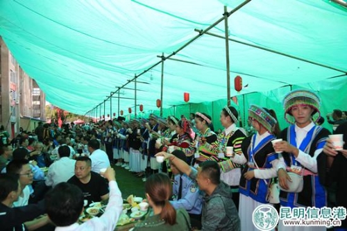 八方賓客共享洋芋長街宴 圖片：馬克軍  攝