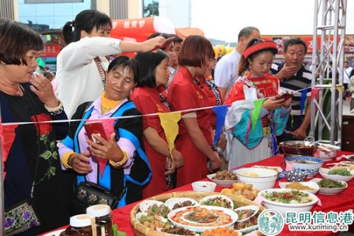 以洋芋為主要原料制作的美食引來眾人關(guān)注 圖片：馬克軍  攝