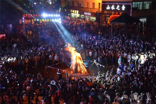 元陽新街:梯田里過火把節(jié)