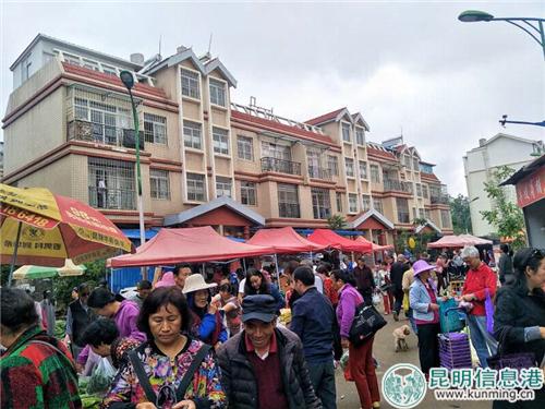 農(nóng)貿(mào)市場占用主干道。