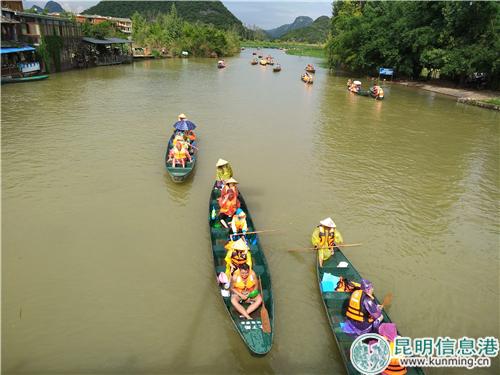 游客在普者黑景區(qū)劃船游玩。記者江楓 攝