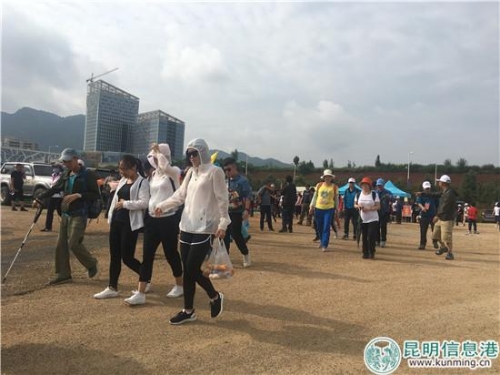 登山愛好者從萬溪沖社區(qū)出發(fā)