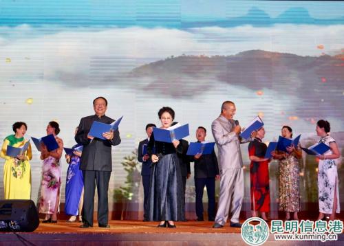 全員朗誦《鳳凰涅槃》節(jié)選。記者邵元麗攝