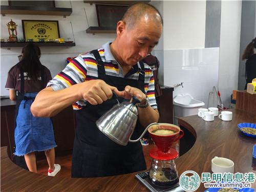 祖智德為來訪記者沖泡咖啡。記者張薇攝