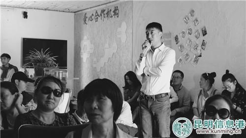 周權(quán)在全神貫注地講電影。