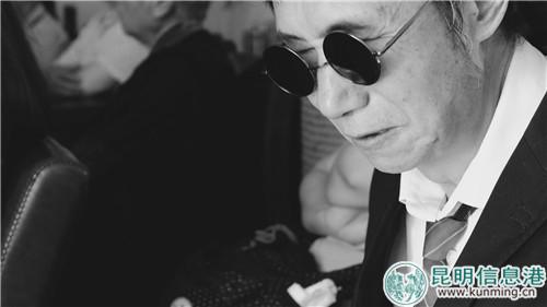 盲友津津有味地聽電影。