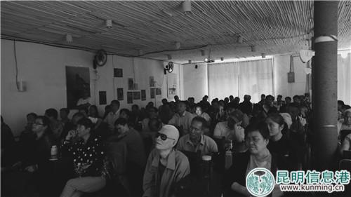 影院里坐滿了“看”電影的盲友。