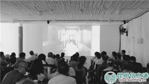 影院里坐滿了人。