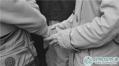 盲友門互相拉著手嘮家常。