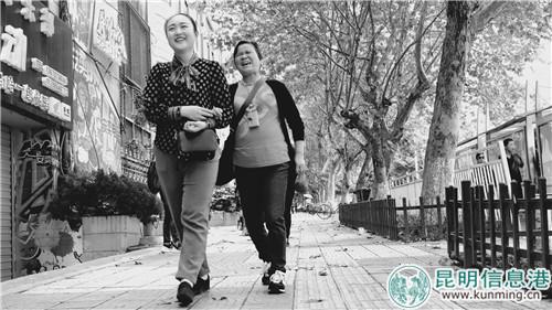 志愿者帶領(lǐng)盲友前往影院。