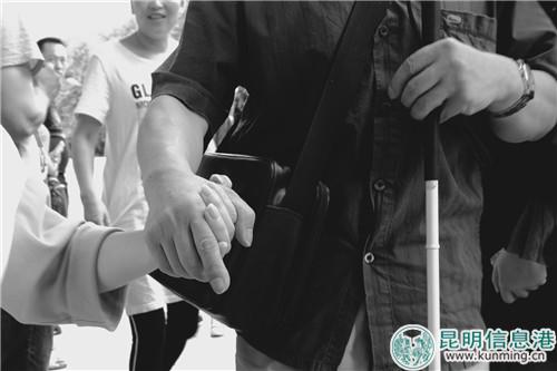 志愿者接到前來看電影的盲友。