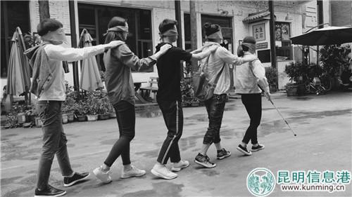 志愿者體驗盲人出行。