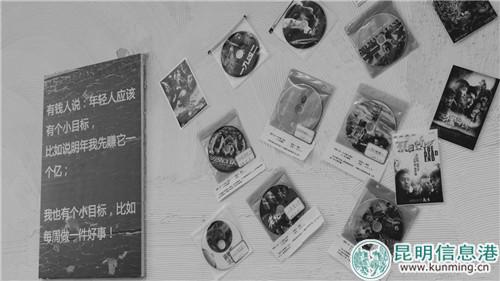 影院一側(cè)的墻壁上，貼著心目放過的電影光盤和海報。