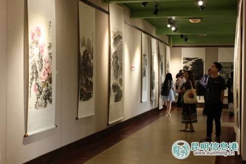 市民參觀欣賞書(shū)畫(huà)作品。記者孫紅亮攝