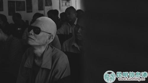 前來“看”電影的盲友。_副本