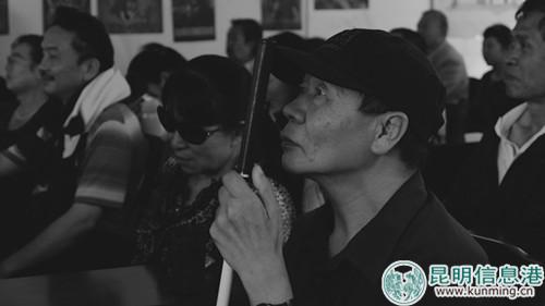 盲友專注地聽周權(quán)講電影。_副本