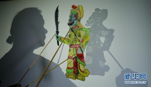 8月14日，李衛(wèi)展示自己制作的皮影人偶。