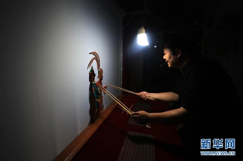 李衛(wèi)在濟南百花洲為市民表演皮影戲。