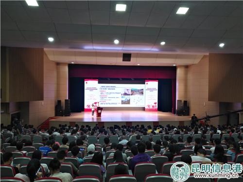 大學(xué)生團(tuán)隊(duì)代表以調(diào)研報(bào)告的形式展示隊(duì)伍實(shí)踐成果。記者孫紅亮攝