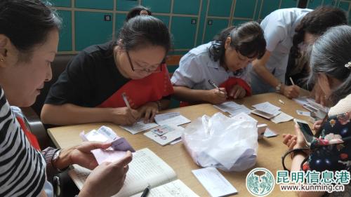 工作人員辦理借閱證。實(shí)習(xí)記者劉璐璐攝