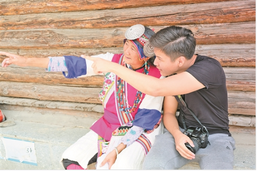 留學生和村民交流